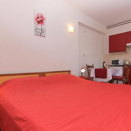 Family friendly apartments with a swimming pool Baska Voda, Makarska - 12442 Rum bild