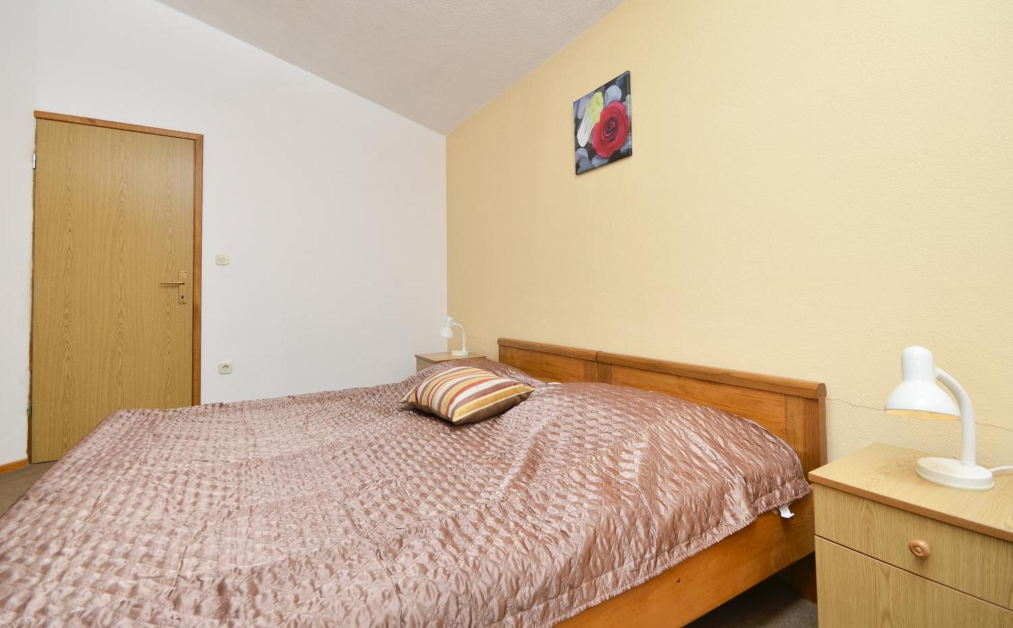 Family friendly apartments with a swimming pool Baska Voda, Makarska - 12442 Rum bild