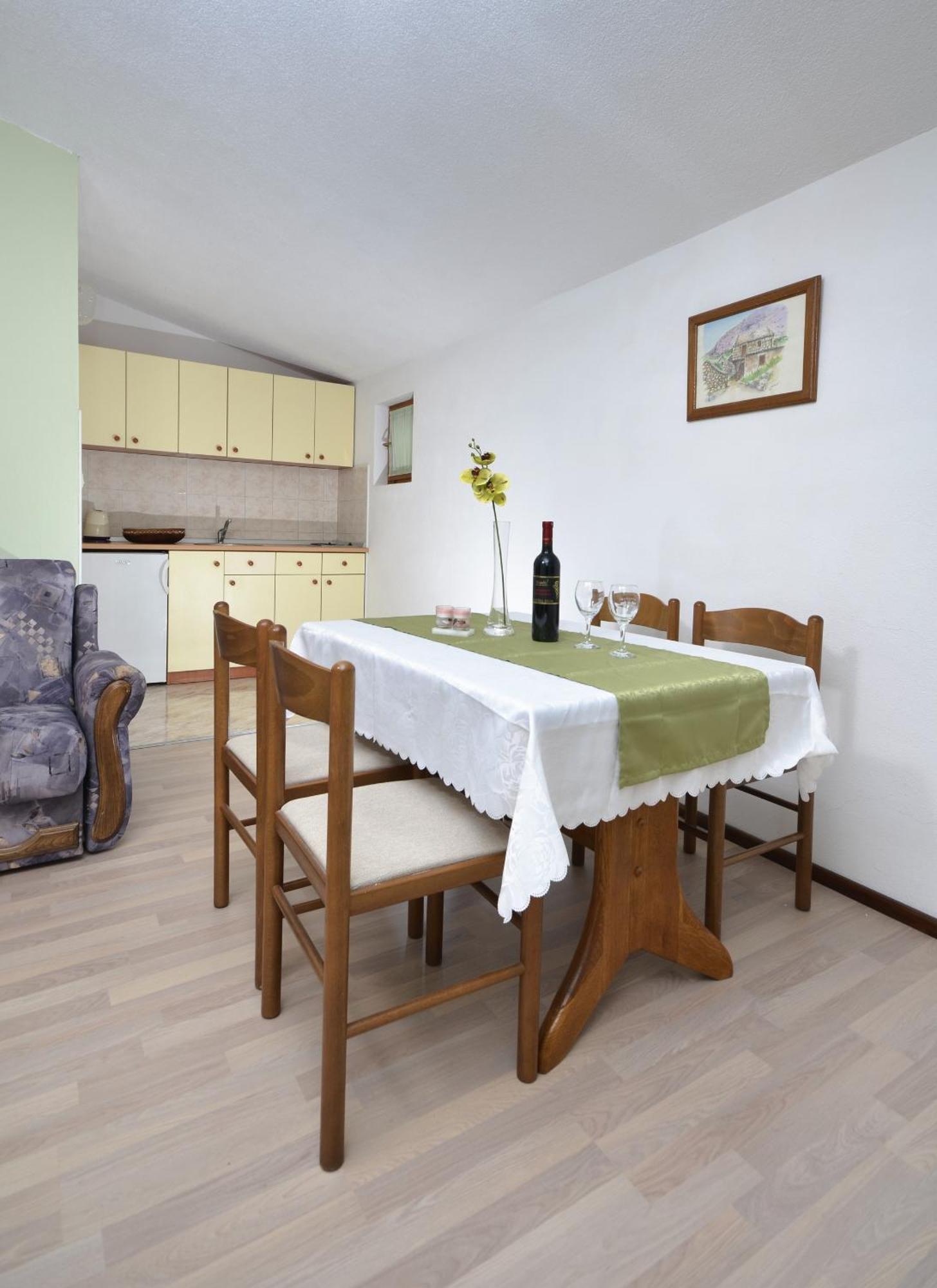 Family friendly apartments with a swimming pool Baska Voda, Makarska - 12442 Rum bild