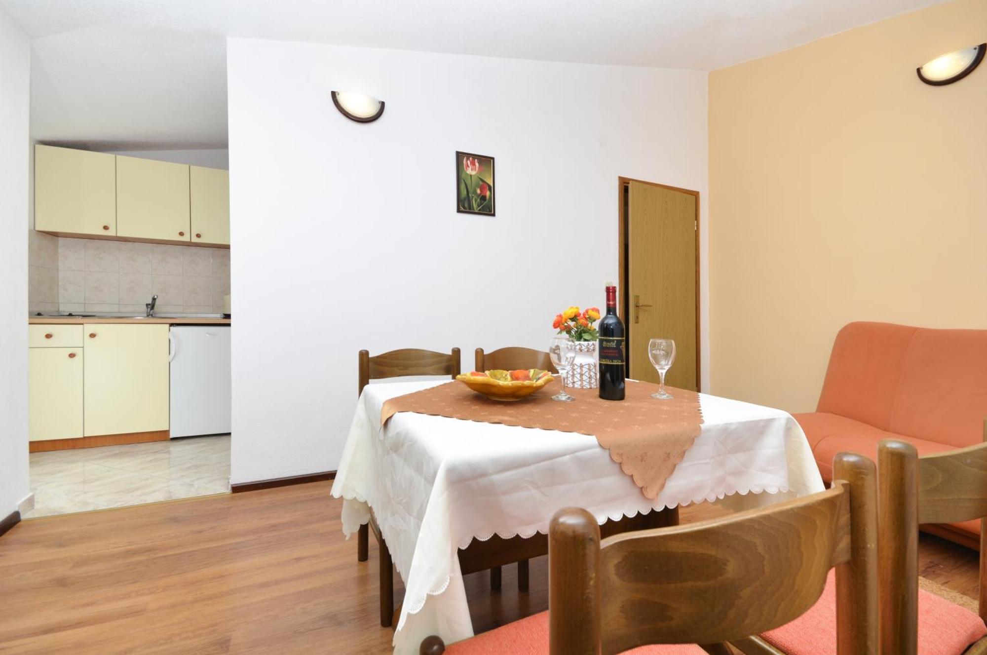 Family friendly apartments with a swimming pool Baska Voda, Makarska - 12442 Rum bild