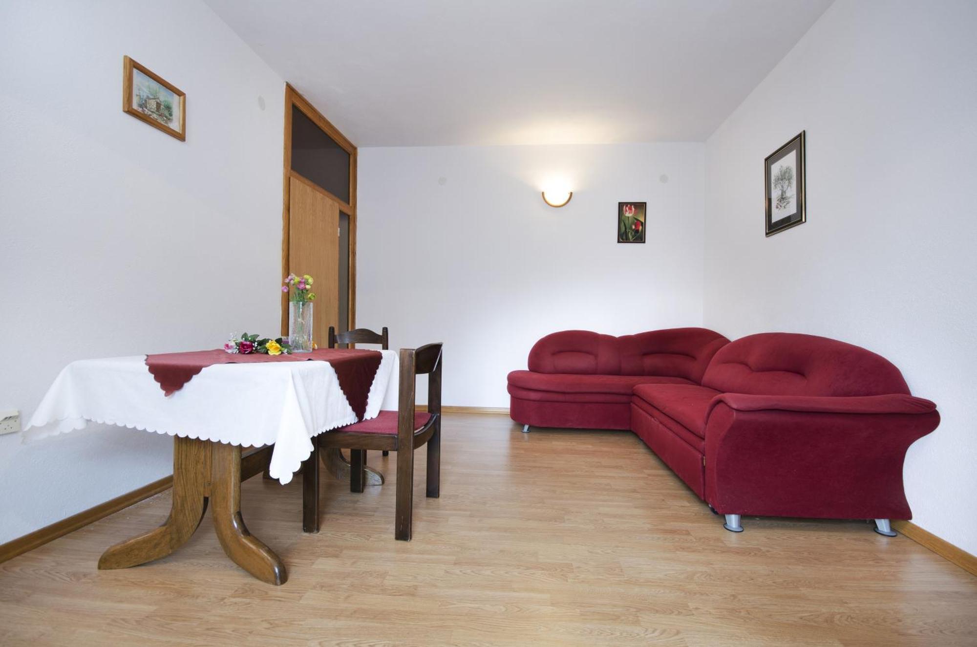 Family friendly apartments with a swimming pool Baska Voda, Makarska - 12442 Rum bild