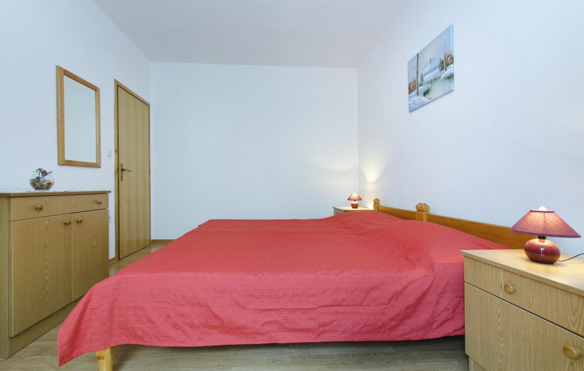 Family friendly apartments with a swimming pool Baska Voda, Makarska - 12442 Rum bild