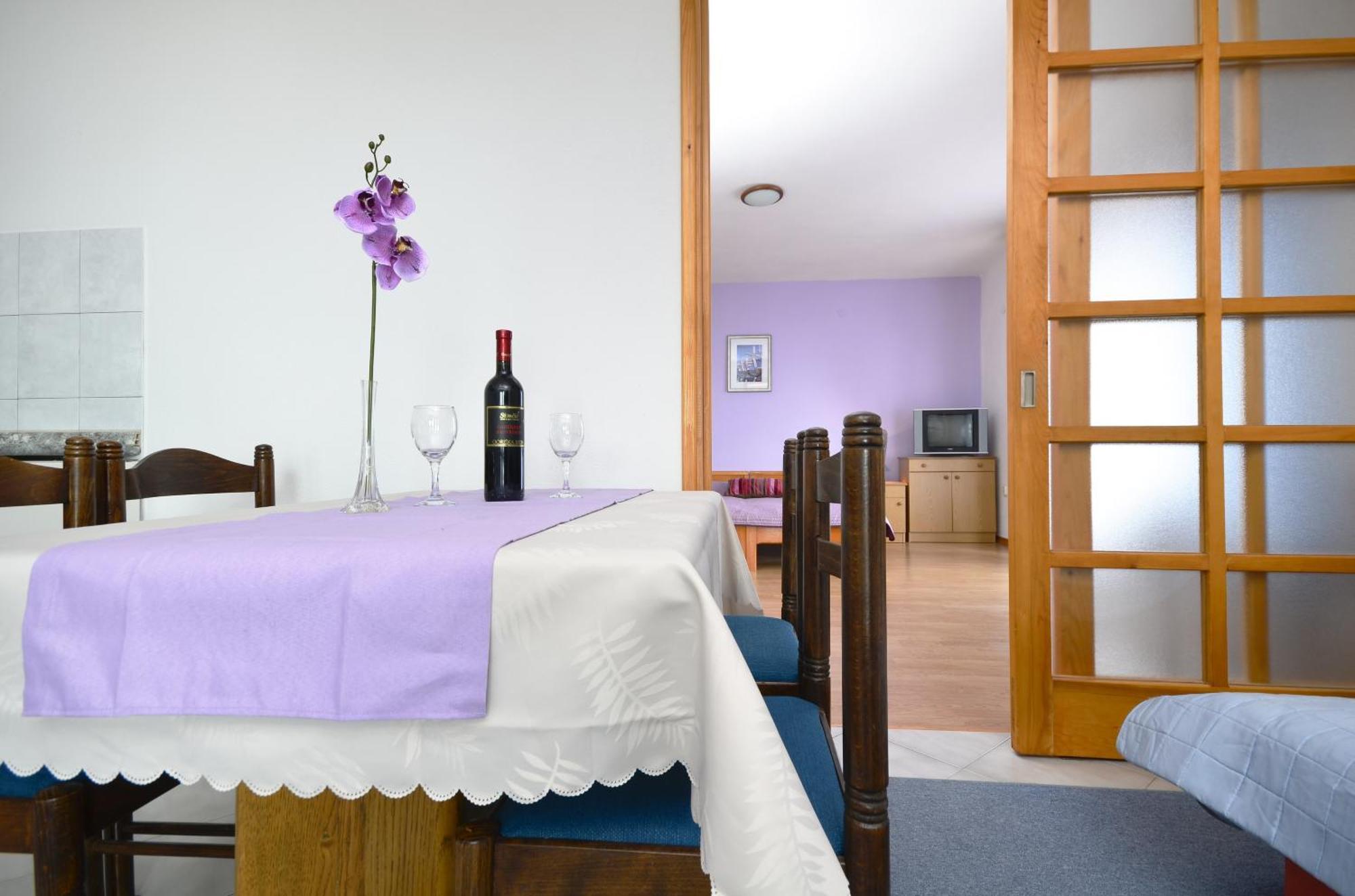 Family friendly apartments with a swimming pool Baska Voda, Makarska - 12442 Rum bild