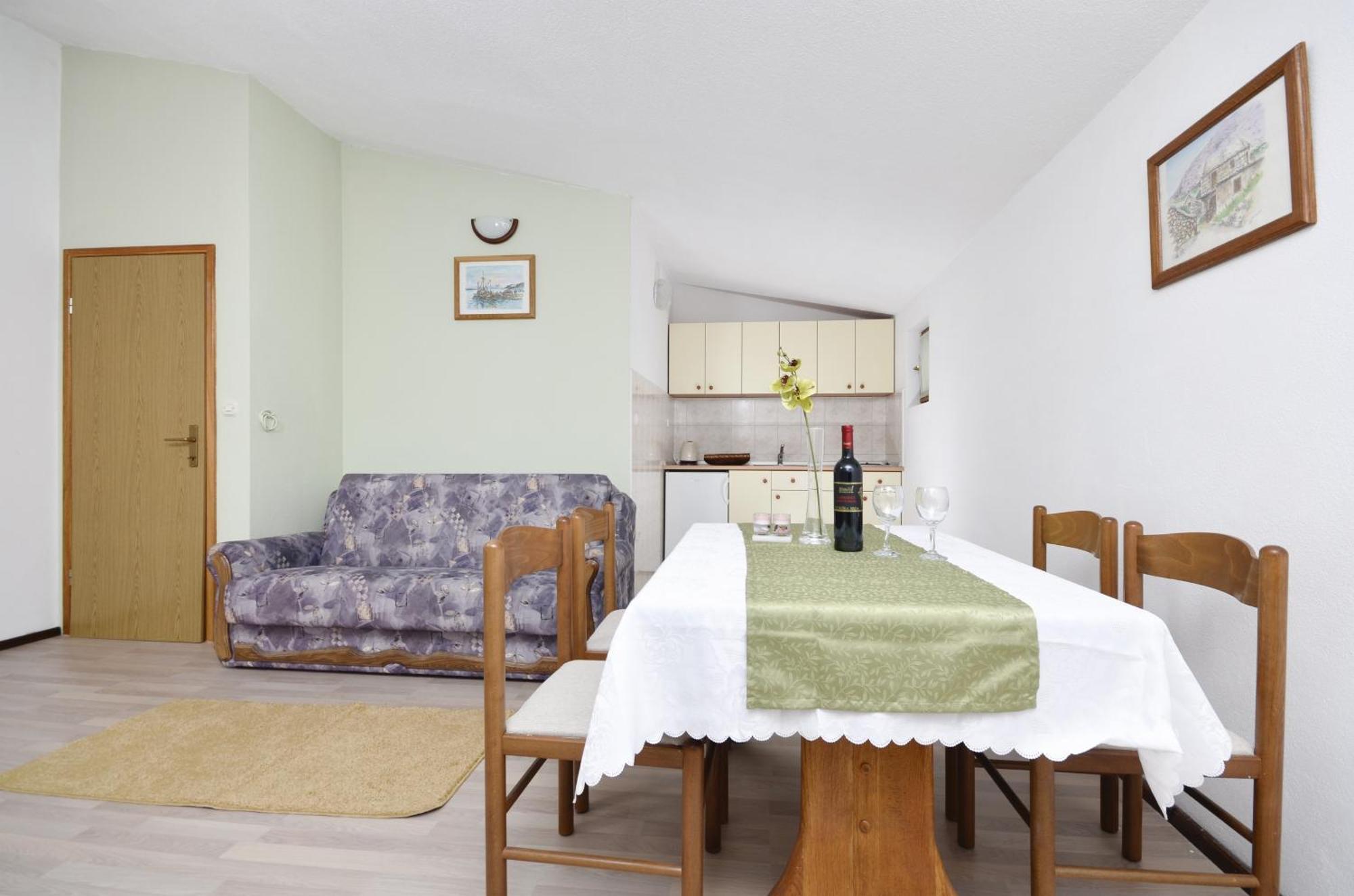 Family friendly apartments with a swimming pool Baska Voda, Makarska - 12442 Rum bild