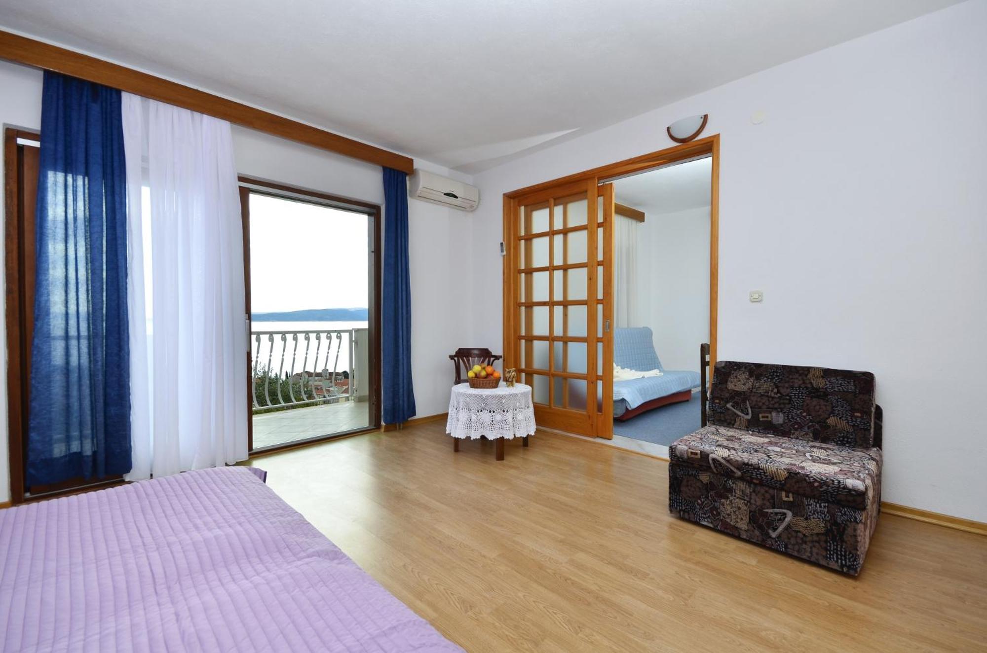 Family friendly apartments with a swimming pool Baska Voda, Makarska - 12442 Rum bild
