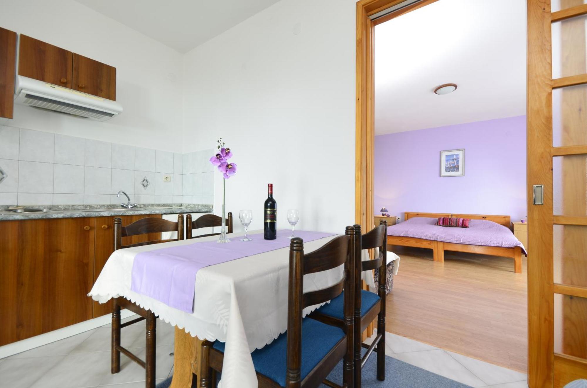 Family friendly apartments with a swimming pool Baska Voda, Makarska - 12442 Rum bild