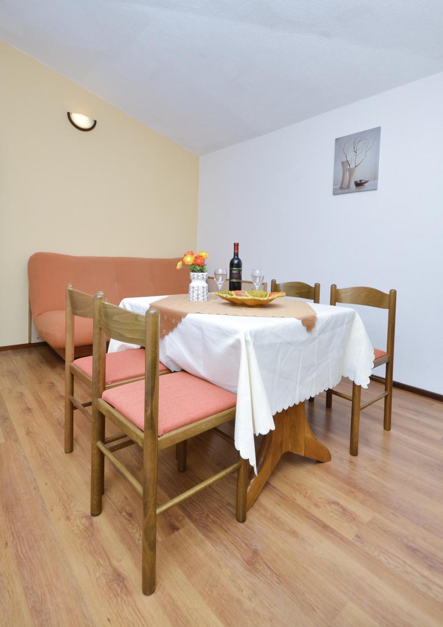 Family friendly apartments with a swimming pool Baska Voda, Makarska - 12442 Rum bild