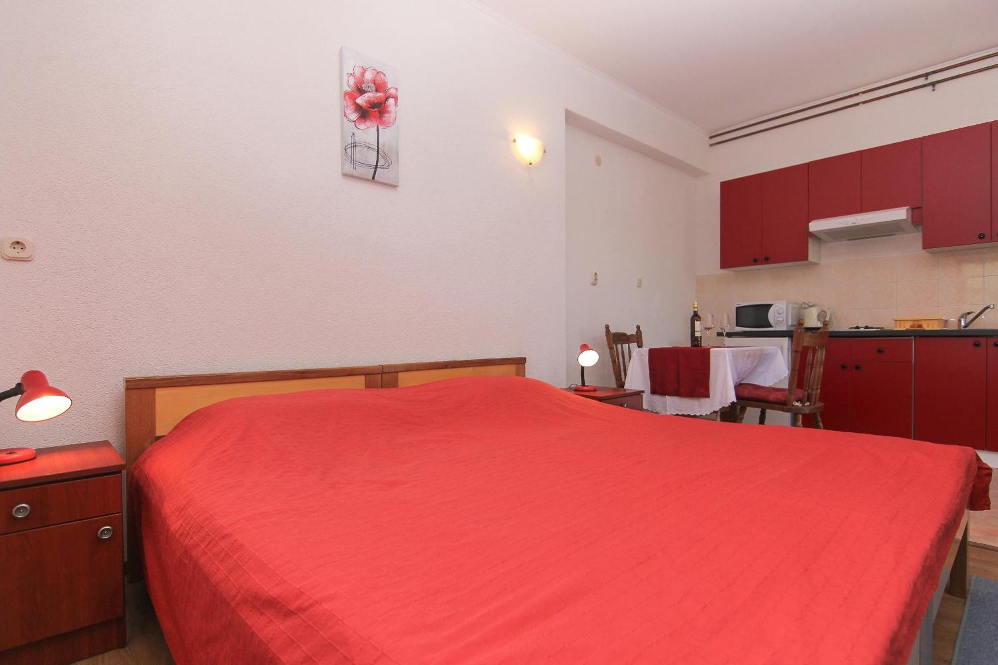 Family friendly apartments with a swimming pool Baska Voda, Makarska - 12442 Rum bild